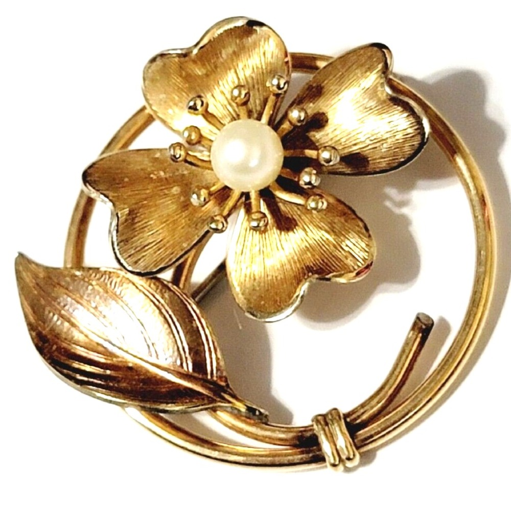 Vintage Gold-tone Floral Round Wreath Brooch Pin, Faux Pearl, Mid-Century Flower
